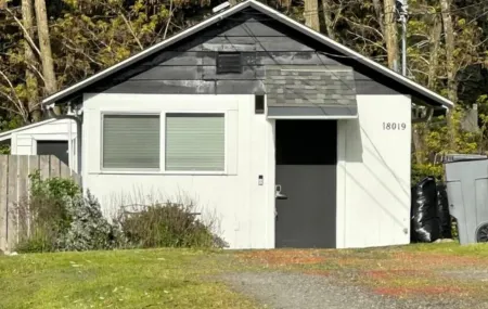 Cozy 1Br Cottage Near Lake, Trails & City Access Отели в г. Кенмор