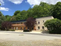 Logis Hôtel les Tilleuls Hotels near Meillant castle