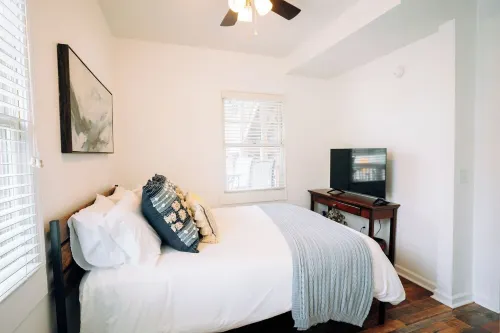 “La Playa” Downtown Brunswick Beach Cottage - near St. Simons & Jekyll