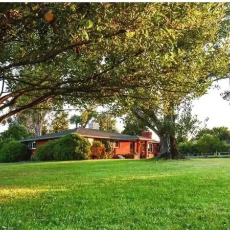 Mountain View Farmhouse; lots of extras!