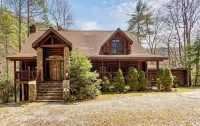 Cashiers Creek Front True Log 4,300 Sqft Mountain Lodge, EV Charger + FiberOptic