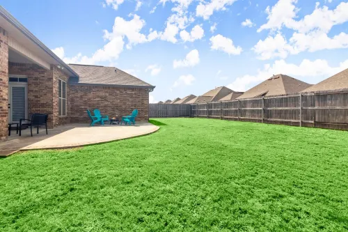 Fast WiFi and Modern Perks - Stylish Contractor Haven