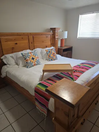 Hacienda de Napoleon. 2 bedroom casita. 1 king and 1 queen. We love pets.