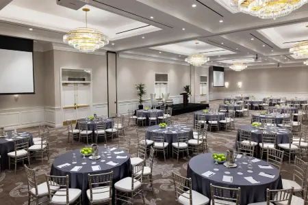 Warwick Melrose Hotel Отели рядом с достопримечательностью «Мак-Кинни-авеню»