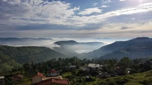 A boutique homestay with private access to the tableland. Hotels in Khingar