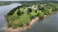 3-bedroom home in Golden Mo. with AC, WiFi. Nice yard.Close to Lake & boat ramp