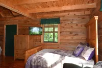 Cozy Pondside Cabin five minutes from Laurel Lake