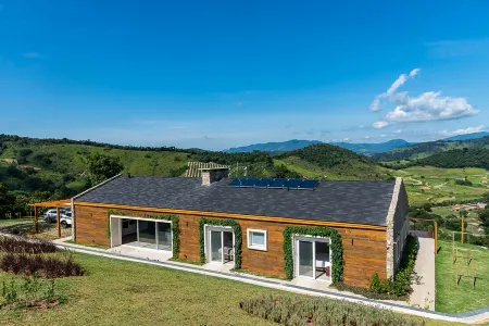 Vista Deslumbrante e Alto Padrão com 4 Suites, Piscina Aquecida e Sauna