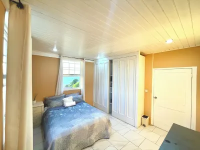 Charming 2-bedroom apartment with WiFi, AC in Fondcole فنادق في 