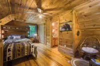 Creekside Cabin Retreat - Hot Tub, Fire Pit, Near Lost River WV