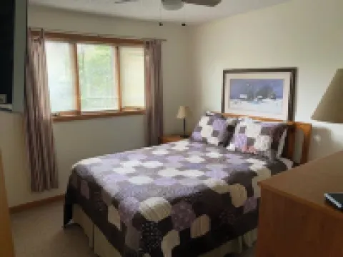 Cozy retreat in Old Timberline close to great hiking and skiing. Pet Friendly!