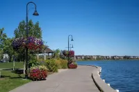 Cozy 2-Bedroom Suite: 5 Minutes Walk To Chestermere Lake Hotels in Chestermere