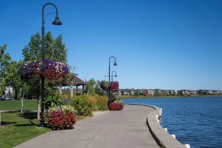 Cozy 2-Bedroom Suite: 5 Minutes Walk To Chestermere Lake Отели в г. Честермир