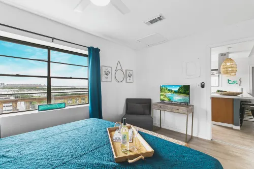 Oceanview Balcony and Comfy Living Space - Charming Beachside Retreat