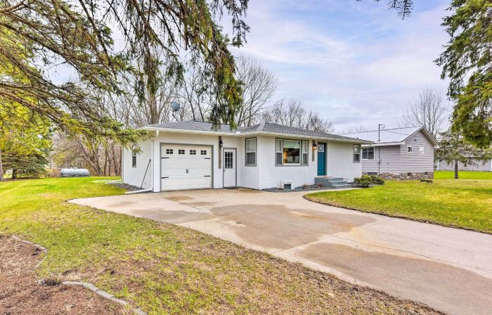 Charming Retreat w/ Deck - Walk to Lake Pepin