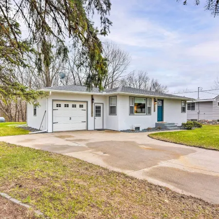Charming Retreat w/ Deck - Walk to Lake Pepin