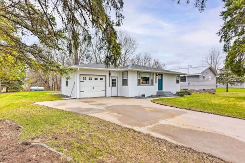 Charming Retreat w/ Deck - Walk to Lake Pepin - Wifi