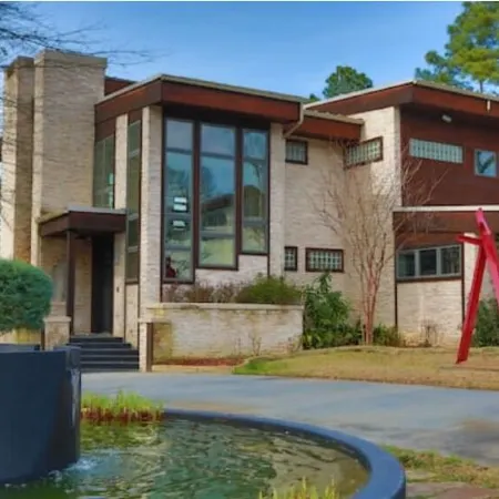 2 Kings | Chapel | Jet Tub | Elevator | DT 12 mins