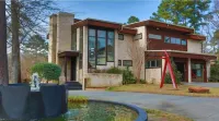 2 Kings | Chapel | Jet Tub | Elevator | DT 12 mins