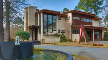 2 Kings | Chapel | Jet Tub | Elevator | DT 12 mins