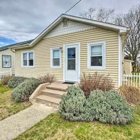 Cozy Villas Cottage w/ Deck, 1/2 Block to Beach!