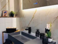 Modern apartment ZS15 with WLAN and fully equipped kitchen Hotels in Freital