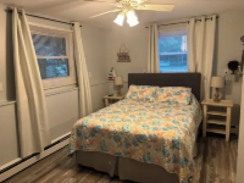 Clean 4-bedroom house with AC and WiFi in Bradford