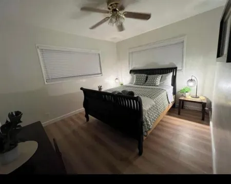 Comfortable getaway 3 bedroom with free Wi-Fi. Отели рядом с достопримечательностью «Mid-Valley Landfill»