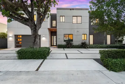 New Central Miami Home, Sleeps 20, 70' TV, Pool, Game Room, Spacious Backyard Hotels near Soul II Soul