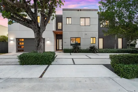 New Central Miami Home, Sleeps 20, 70' TV, Pool, Game Room, Spacious Backyard