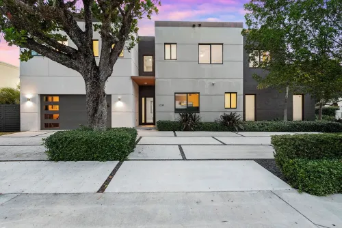 New Central Miami Home, Sleeps 20, 70' TV, Pool, Game Room, Spacious Backyard