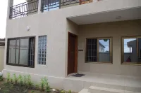 Le Samourai - Entire Modern House in Zanguera near UCAO, Lome with Free WiFi