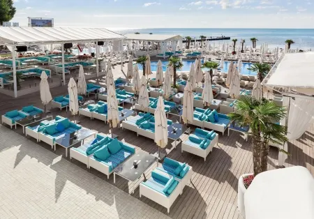 Arcadia Family Apartment on the 15th floor. Отели рядом с достопримечательностью «Храм святого апостола Луки»