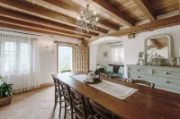 Completely renovated old farmhouse in the heart of the Dolomites. فنادق في Borgo Valbelluna