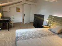 Quiet house surrounded by vineyards and overlooking the château. Hotels in Caillac