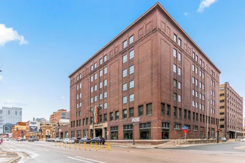 DT 2BD Steps from Target Field Gym Kitchen Laundry
