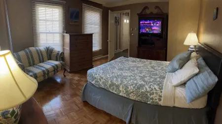 Spacious 7-bedroom house on quiet cul-de-sac in heart of Plattsburgh Отели в г. Платтсбург