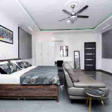 Cozy Studio Apartment at The Royal Oak, East Airport. Rooms