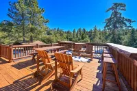 Luxury Hilltop Log Cabin on 4.5 Acres. Panoramic Views and Pet Friendly