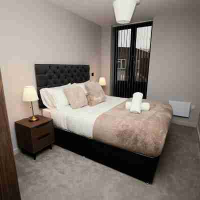 Central Birmingham Getaway: Luxury 2-Bedroom, Netflix, Games & Parking Rooms