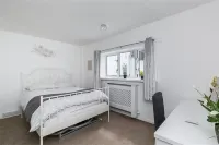 Spacious 4 bedroom house & 3 reception rooms 晨興住宿飯店