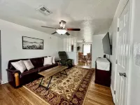 Cozy and charming 2-bedroom house in Norman with EV charger. Close to downtown. Hotels in Norman