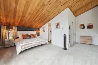 Modern 2B/2B Condo in Prime Eagle-Vail Location; golf course, pool, tennis!