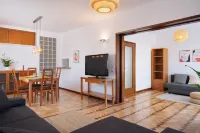 KING SIZE Bed with Air Conditioning near the BEACH and FREE Street Parking Hotels in Canidelo