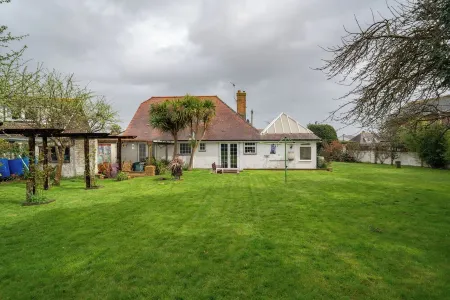 Green Leaves Bembridge 200 Yards From The Beach, 4 Bedrooms, 2 Bathrooms Отели в г. Бембридж