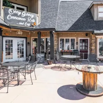 Remodeled Lofted Apartment over Ooey Gooey Café
