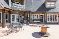 Remodeled Lofted Apartment over Ooey Gooey Café