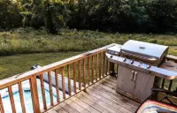 Arkansas A-Frame creates cozy, comfortable memories for years to come. 콤튼 호텔