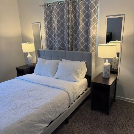 Cozy 3-Bedroom Ranch style house with Huge Backyard & Fire pit