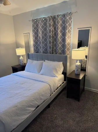 Cozy 3-Bedroom Ranch style house with Huge Backyard & Fire pit